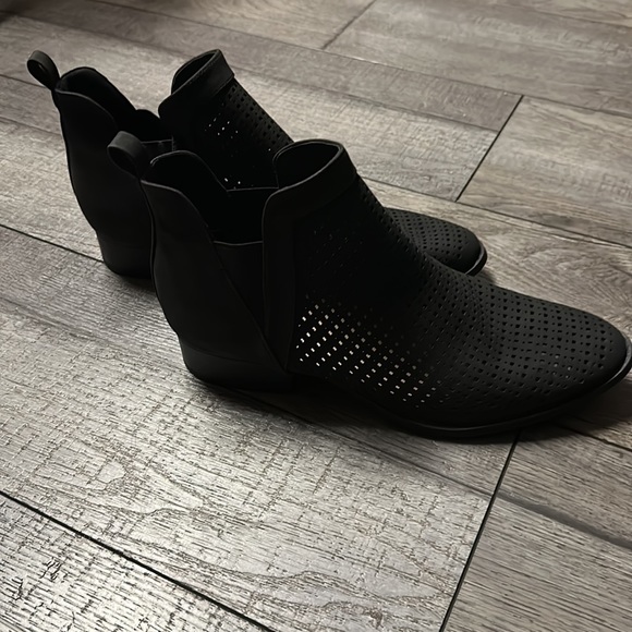 Boots - Picture 2 of 4